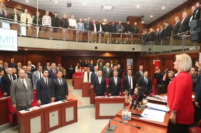Baskan Hürriyet Ilk Mecliste Alkislarla Karsilandi Açiklamasi '400 Bin Izmitliye Hizmet Edecegiz'