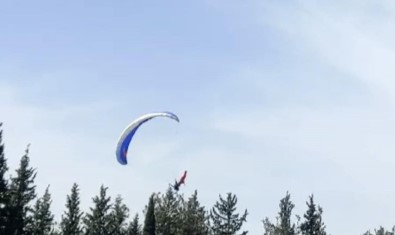 Kurtulus Etkinliklerinde Gösteri Yapan Parasüt Pilotu Agaca Takildi
