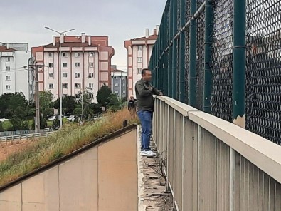 TEM Otoyolu Köprüsünde Intihar Girisiminde Bulunan Sahsi Polis Ikna Etti