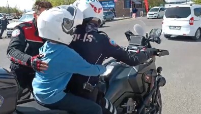 Bingöl'de Sinav Öncesi Kimligini Unutan Ögrencilerin Imdadina Polis Ekipleri Yetisti