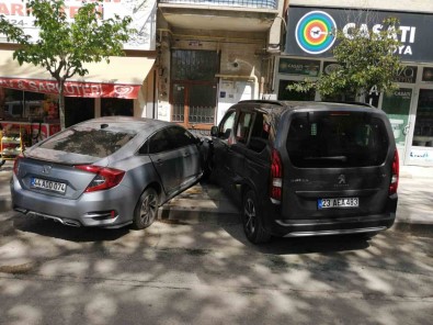 Evde Kalp Krizi Geçiren Ve Hastaneye Götürülürken Kaza Geçiren Kadin Kurtarilamadi