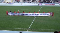 Futbolculardan Anlamli Pankart