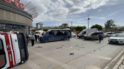Iskenderun'da Araçla Çarpisan Ambulans Devrildi Açiklamasi 2 Yarali