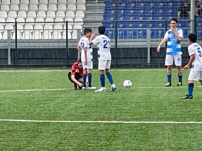 Kadin Hakem Maçi Durdurup Küçük Futbolcunun Ayakkabilarini Bagladi