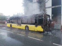 Sultanbeyli'de Seyir Halindeki IETT Otobüsünü Alev Alev Yandi
