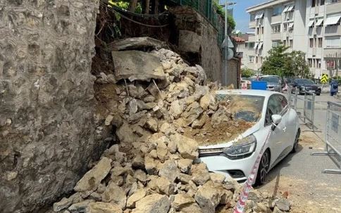 İstanbul Üsküdar’da site duvarı çöktü!