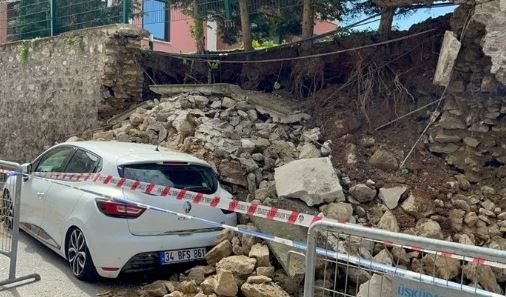 İstanbul Üsküdar’da site duvarı çöktü!