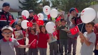 Amasya'da Jandarmalar Ögrencilere Bayram Sevinci Yasatti