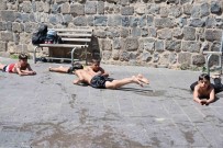 Diyarbakir'da Hava Sicakliginin Birden Yükselmesiyle Çocuklar Süs Havuzuna Girdi Haberi