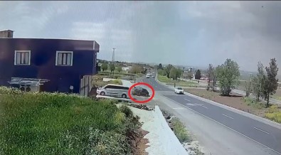 Diyarbakir'da Kontrolden Çikan Otomobilin Kaza Ani Güvenlik Kamerasina Yansidi
