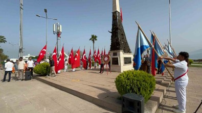 Iskenderun'da  Atatürk Anitina Çelenk Birakildi