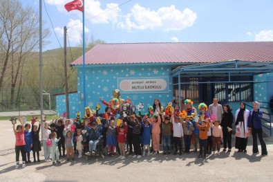 Jandarmadan Köy Okulu Çocuklarina Yürek Isitan 23 Nisan Sürprizi
