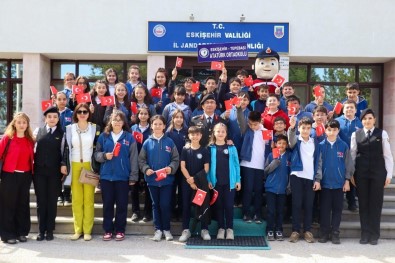 Ortaokul Ögrencilerinden Eskisehir Il Jandarma Komutanligi'na Ziyaret