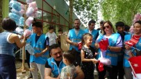Parkta Bayram Kutlayan Çocuklari Türk Bayraklari Ve Pamuk Sekerleriyle Karsiladilar