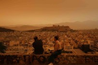 Atina'da Sahra'dan Gelen Çöl Tozu Gökyüzünü Turuncuya Boyadi Haberi