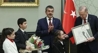 Başkan Erdoğan'a annesi Tenzile Erdoğan ile resmini hediye eden Buğlem Yılmaz konuştu: Çok mutlu oldu Haberi