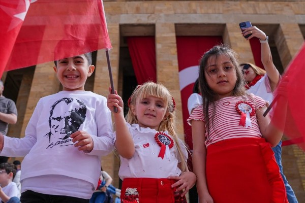 Çocuklar Anıtkabir'e akın etti! 23 Nisan böyle kutlandı