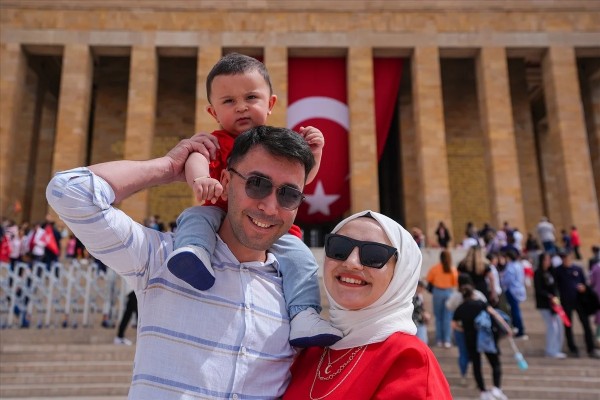 Çocuklar Anıtkabir'e akın etti! 23 Nisan böyle kutlandı