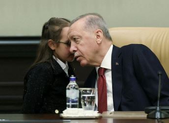 Başkan Erdoğan'a annesi Tenzile Erdoğan ile resmini hediye eden Buğlem Yılmaz konuştu: Çok mutlu oldu