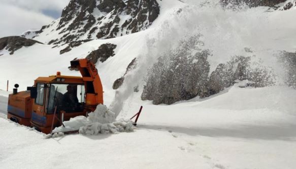 Nisan ayında şaşırtan manzara! 5 metre karla mücadele devam ediyor