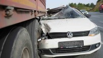 Arnavutköy'de Kontrolden Çikan Otomobil Otoyolda Duran Tira Çarpti Açiklamasi 2 Yarali Haberi