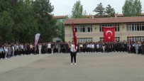 Kayseri'de Ögrenciler Maresal Fevzi Çakmak'i Andi