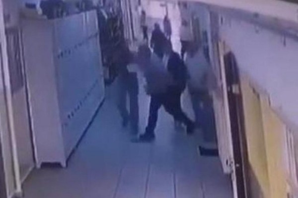 Bakan Yerlikaya duyurdu: Öğretmene yumruk atan veli yakalandı