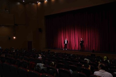 Pursaklar'da ''Bulgaristan Pirin'den Folklor Sihri'' Tiyatro Oyunu Sahnelendi