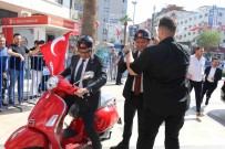 Sözünü Tutan CHP Lideri Özel, Büyüksehir Belediyesine Kirmizi Motosikletle Gitti Haberi