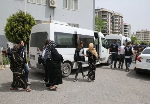 Şanlıurfa’da fuhuş baskını: Ekipleri görünce şoke oldular!