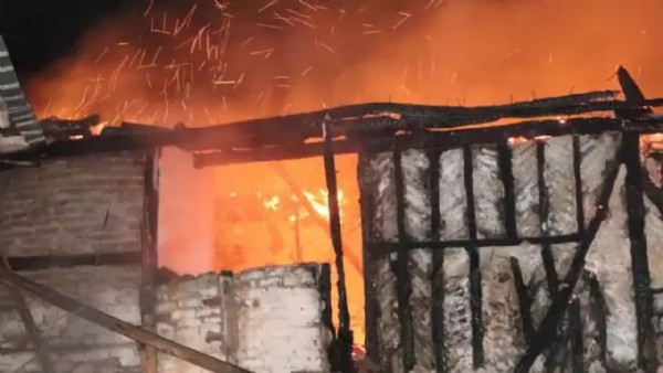 Samsun'da korku dolu anlar! Ahşap ev ve depo alev aldı