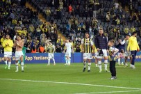 Fenerbahçe Derbi Galibiyetini Taraftariyla Kutladi