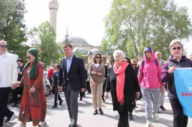Hazreti Mevlana Için Karaman'dan Konya'ya Sevgi Ve Baris Yürüyüsü Düzenlendi