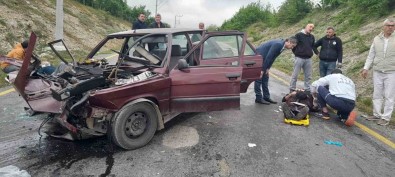Sakarya'da Otomobil Ile Hafif Ticari Araç Kafa Kafaya Çarpisti Açiklamasi 3 Yarali