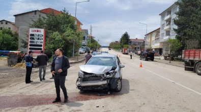 Karabük'te Tir Otomobille Çarpisti Açiklamasi 1 Yarali