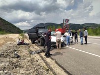 Karsi Seride Geçen Otomobil Pikapla Çarpisti Açiklamasi 4 Yarali