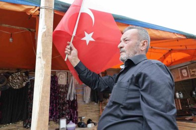 Vasiyeti Bayrak Olan Sehidin Babasi Her Yeri Bayrakla Donatiyor