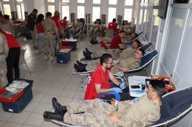 Askerler Kan Ve Kök Hücre Bagisi Yapti