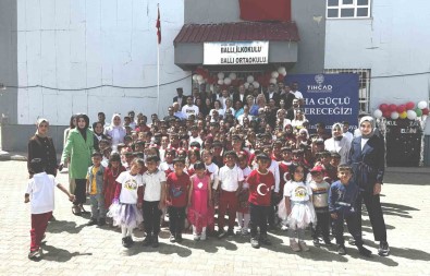 Binlerce Kilometre Uzaktan Gelip Köy Okulunun Tadilatini Yaptilar