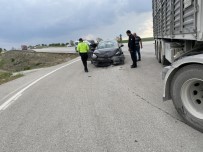 Konya'da Otomobil 'U' Dönüsü Yapan Tira Çarpti Açiklamasi 1 Yarali