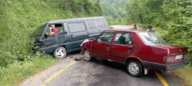 Minibüs Ile Otomobil Kafa Kafaya Çarpisti Açiklamasi 3 Yarali