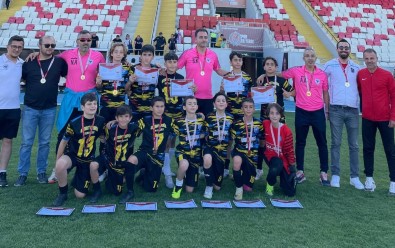 Okul Sporlari Küçük Erkekler Futbol Sampiyonasinin Çeyrek Finalleri Kula'da Düzenlendi