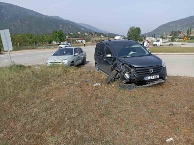 Resadiye'de Otomobil Ile Hafif Ticari Araç Çarpisti Açiklamasi 2 Kisi Yaralandi