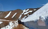 Siirt'te Kaya Parçalari Ve Kar Yollari Kapatti, Ekiplerin Çalismalari Sonucu Yol Ulasima Açildi