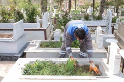 Aksaray'da Belediye Ekipleri Mezarliklari Bayrama Hazirliyor