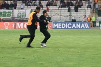 Konyaspor - Trabzonspor Maçinda Sahaya Taraftar Girdi