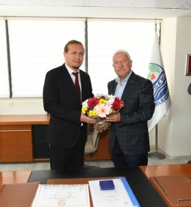 Lapseki Belediye Baskani Atilla Öztürk Mazbatasini Aldi, Göreve Basladi
