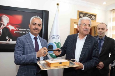 Yeni Baskana Oltu Tasindan Yapilan Temsili Anahtari Teslim Etti