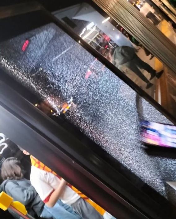 Küçükçekmece'de bir otele uzun namlulu silahlarla saldırı! Kurşunlar yolcu dolu metrobüse isabet etti!