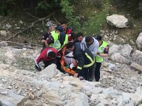 100 Metrelik Uçuruma Yuvarlanan Sürücü Için Ekipler Seferber Oldu